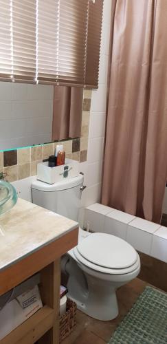 Ένα μπάνιο στο A Farm Stay - Casablanca's Private Cottage,no loadshedding!
