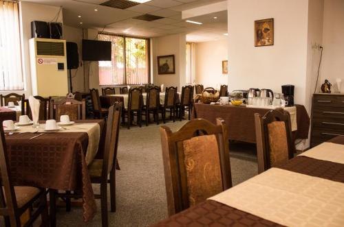 Family Hotel Saint Iliya 레스토랑 또는 맛집