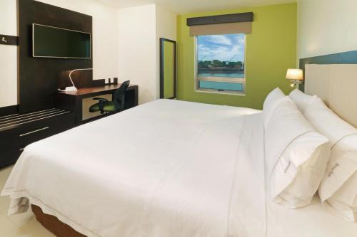 Postel nebo postele na pokoji v ubytování Holiday Inn Express - Tuxpan by IHG