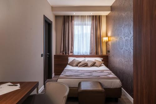 a hotel room with a bed and a desk at Smart Hotel Holiday in Mestre