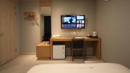 Una televisión o centro de entretenimiento en Mini Hotel 141