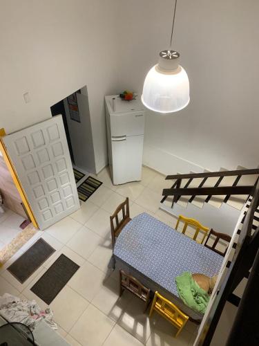 Habitación con cama, mesa y nevera. en Casa Morro de São Paulo, en Morro de São Paulo