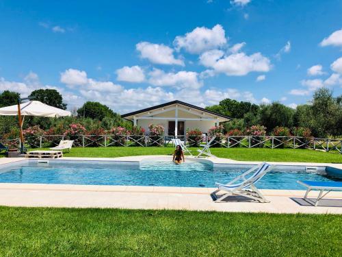 Bazén v ubytování Agriturismo Re di Fiori nebo v jeho okolí