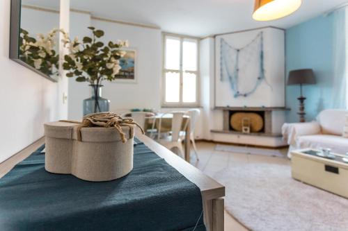 un soggiorno con tavolo e scatola sopra di Porto Azzurro Apartment a Varenna