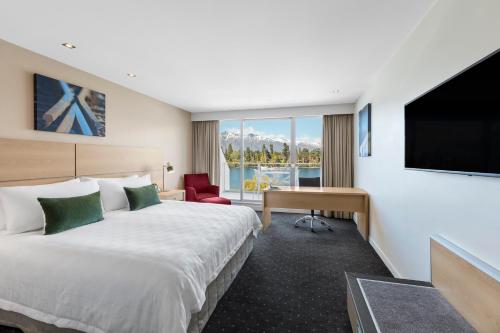 Кровать или кровати в номере Crowne Plaza Queenstown by IHG