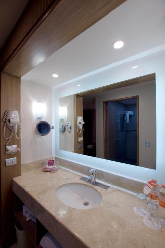 a bathroom with a sink and a large mirror at Crowne Plaza Hotel Mexico City North-Tlalnepantla by IHG in Mexico City