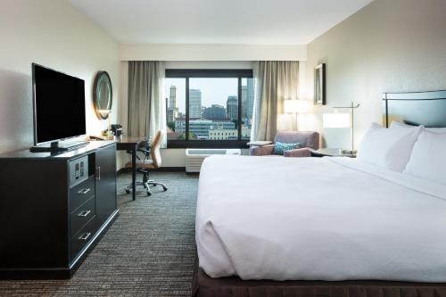 Un ou plusieurs lits dans un hébergement de l'établissement Crowne Plaza Memphis Downtown by IHG