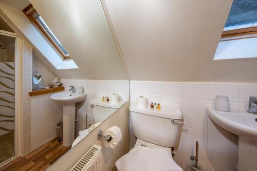 Ένα μπάνιο στο Mains of Taymouth Country Estate 4* Houses