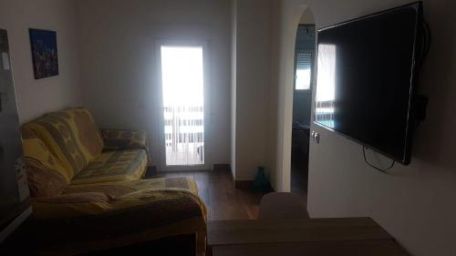 Televízia a/alebo spoločenská miestnosť v ubytovaní apartamento el molino con piscina privada