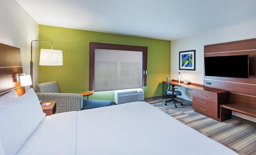 Holiday Inn Express & Suites Tulsa South - Woodland Hills, an IHG Hotel tesisinde bir odada yatak veya yataklar