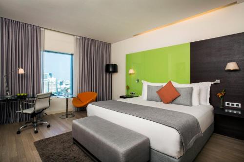 Un ou plusieurs lits dans un hébergement de l'établissement Crowne Plaza Tel Aviv City Center by IHG
