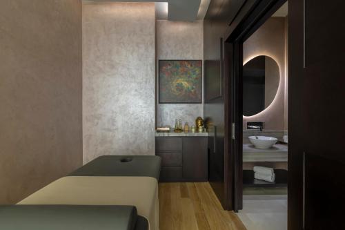 Postel nebo postele na pokoji v ubytování Crowne Plaza Cappadocia - Nevsehir by IHG