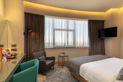 Postel nebo postele na pokoji v ubytování Crowne Plaza Cappadocia - Nevsehir by IHG