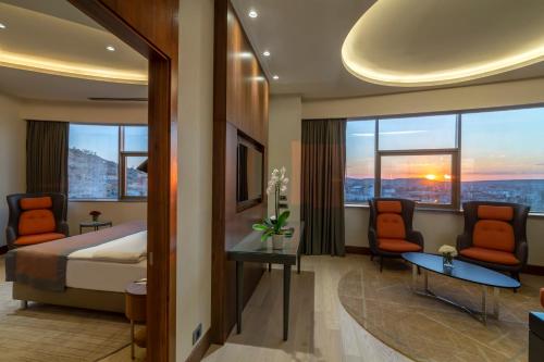 Postel nebo postele na pokoji v ubytování Crowne Plaza Cappadocia - Nevsehir by IHG