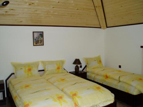 سرير أو أسرّة في غرفة في Villa Prolet