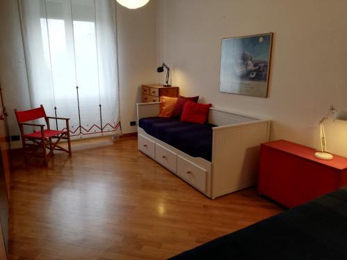 Un dormitorio con una cama con almohadas rojas. en Casa Pinturicchio, en Roma