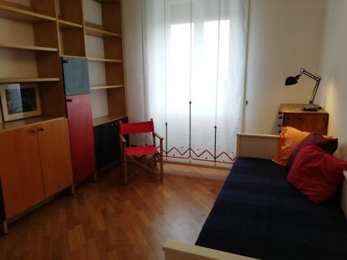 - un salon avec un canapé, une chaise et une fenêtre dans l'établissement Casa Pinturicchio, à Rome