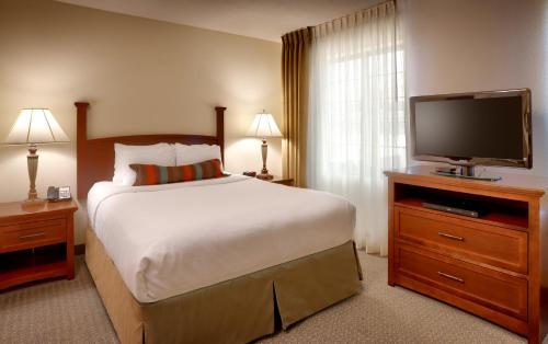 מיטה או מיטות בחדר ב-Staybridge Suites Omaha 80th and Dodge, an IHG Hotel