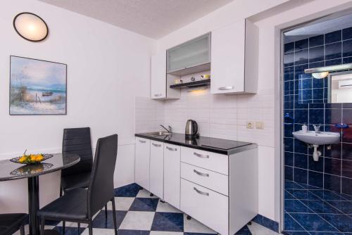Kuchyňa alebo kuchynka v ubytovaní Apartments Jane Perna