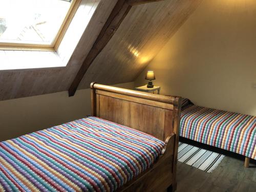 um quarto com uma cama e uma janela em Gîte des 2 frères em Saint-Pierre-de-Maillé