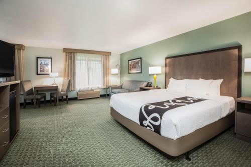 Un pat sau paturi într-o cameră la La Quinta by Wyndham Newport