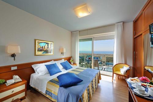 Postel nebo postele na pokoji v ubytování Majestic Beach Hotel & Wellness