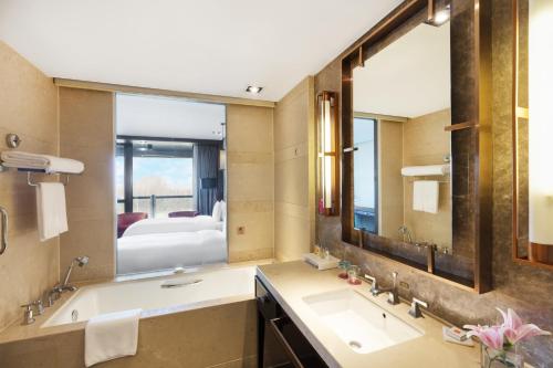 Bathroom sa Crowne Plaza Xuzhou Dalong Lake, an IHG Hotel