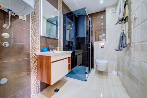 Un baño con ducha, lavabo e inodoro. en Apartment Victory in Vila Pekovic, en Zlatibor