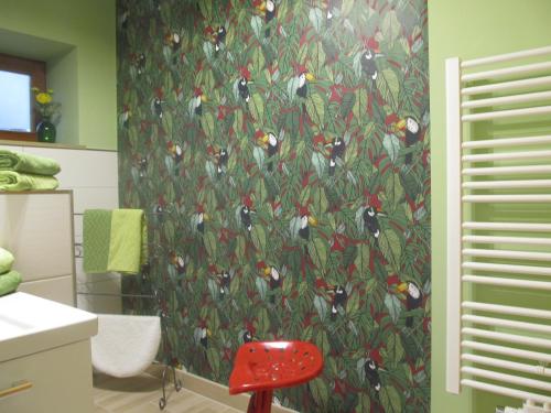 a bathroom with a wallpaper with birds on it at Waldesruh & Waldeslust in Wörth an der Donau