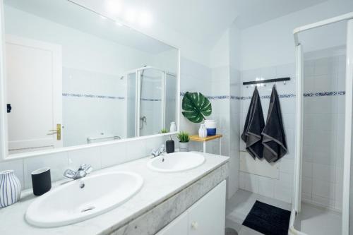 Central location in a great complex with 300mbps internet