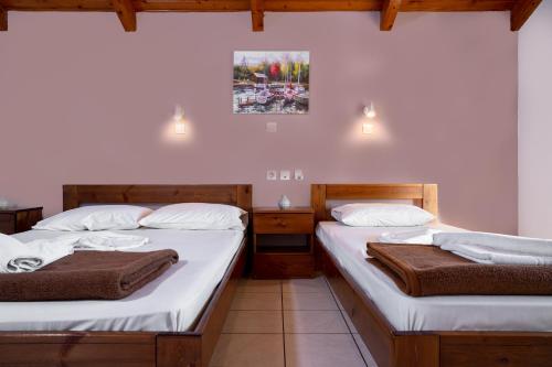 Katil atau katil-katil dalam bilik di Antonis apartments