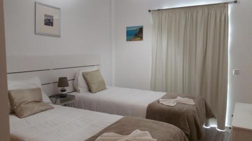 Tempat tidur dalam kamar di Apartamento Sol e Mar Sesimbra