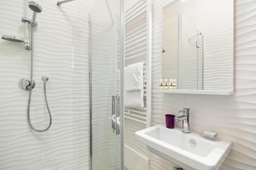 A bathroom at Del Remer Apartment - 5mins from San Marco sq