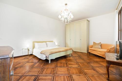 A bed or beds in a room at Del Remer Apartment - 5mins from San Marco sq