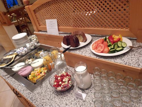 Comida en o cerca de este hotel