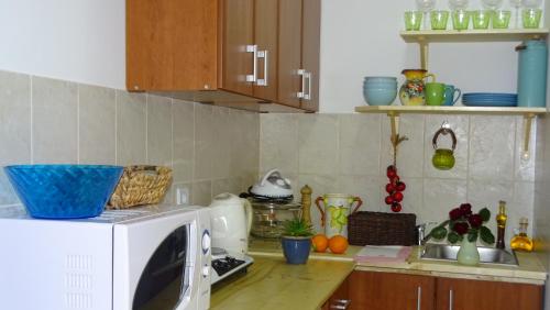 A cozinha ou cozinha compacta de Apartment Alexander