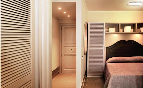 a bedroom with a bed and a closet at Cala del Porto Residence in Marettimo
