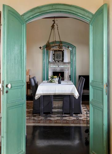 a dining room with a table and chairs and a mirror at Villa Cammarana in Ragusa
