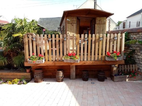 a wooden fence with potted plants on it at ancienne maison des templiers in Gouillons