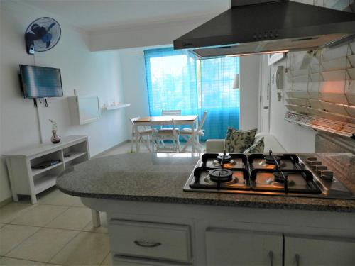 Η κουζίνα ή μικρή κουζίνα στο Karimar Beach Condo Hotel
