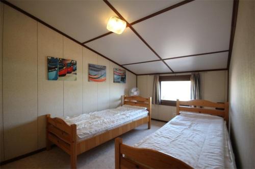 une chambre avec deux lits et une fenêtre dans l'établissement Domaine de vacances à 600m de la plage villa 4 chambres 9 couchages WIFI terrasse parking animations et piscines en supplément LRPDSH4, à Portiragnes