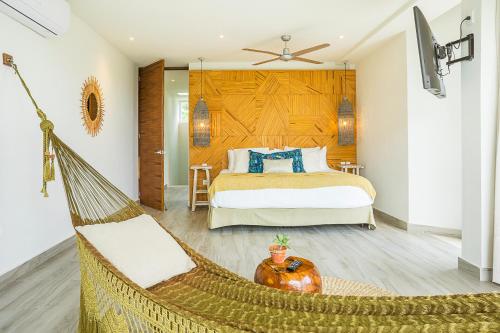 1 dormitorio con 1 cama y 1 hamaca en Private Canal Villa 10min to Beach, en Puerto Aventuras
