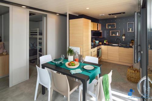 een keuken en eetkamer met een tafel en stoelen bij Nature Holiday's Domaine La Grenatière in Pomérols