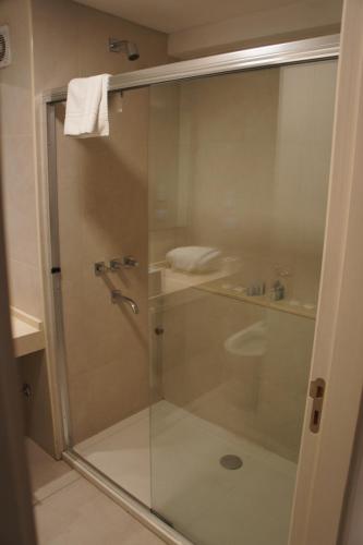 Ett badrum på Olmos Suites