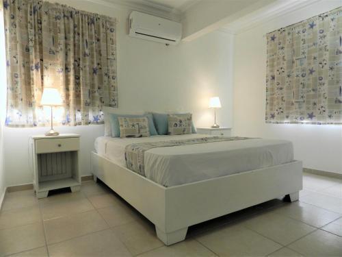 Un pat sau paturi într-o cameră la Karimar Beach Condo Hotel