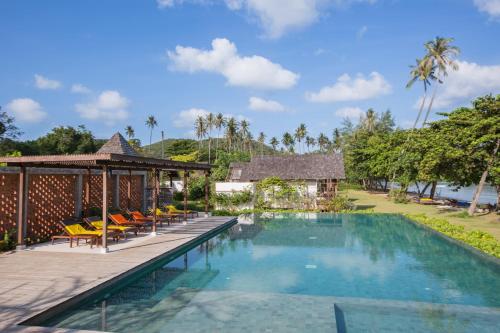 Der Swimmingpool an oder in der Nähe von Mira Montra Resort Koh Mak - SHA Plus