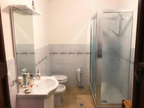 uma casa de banho com um WC, um lavatório e um chuveiro em CA’ DEL MARE em Bogliasco