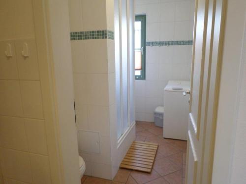 y baño con ducha y aseo. en Appartementhaus Gegenkolonnaden en Kühlungsborn