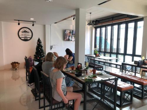 Επισκέπτες που μένουν στο Richmond Nan Hotel