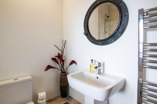 Ένα μπάνιο στο Romneys Apartments & Suites